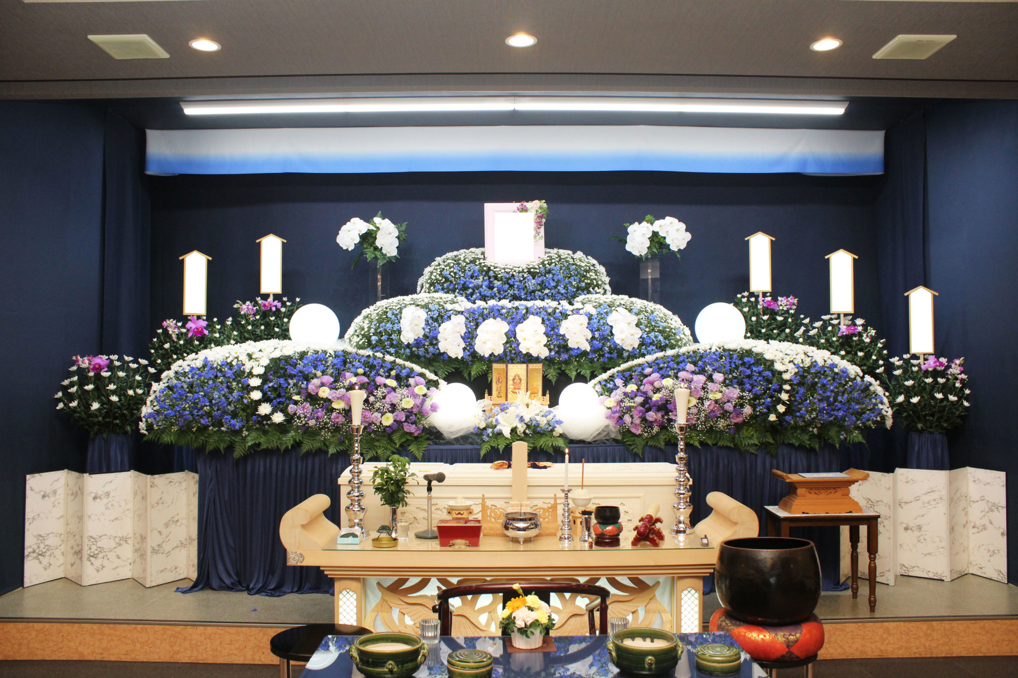 綺麗な青系の祭壇で送った一般葬 横浜の葬儀 葬式 家族葬なら横浜セレモ株式会社